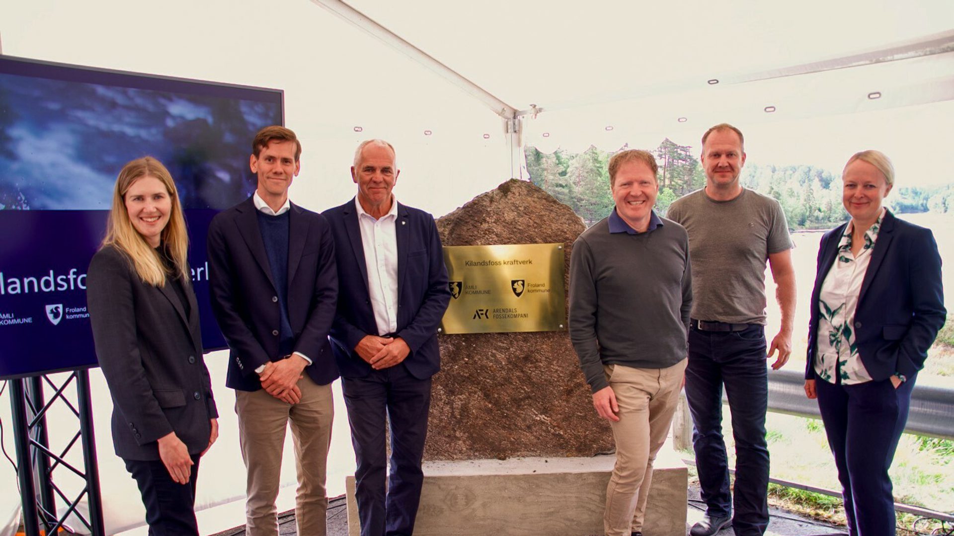 Group photo of Camilla Levinsen (Business Developer, Arendals Fossekompani), Benjamin Golding (CEO, Arendals Fossekompani), Ove Gundersen (Mayor, Froland), Sigbjørn Gjelsvik (Minister of Local Government and Regional Development), Bjørn Gunnar Baas (Mayor, Åmli), and Ingunn Ettestøl (CSO, Arendals Fossekompani).