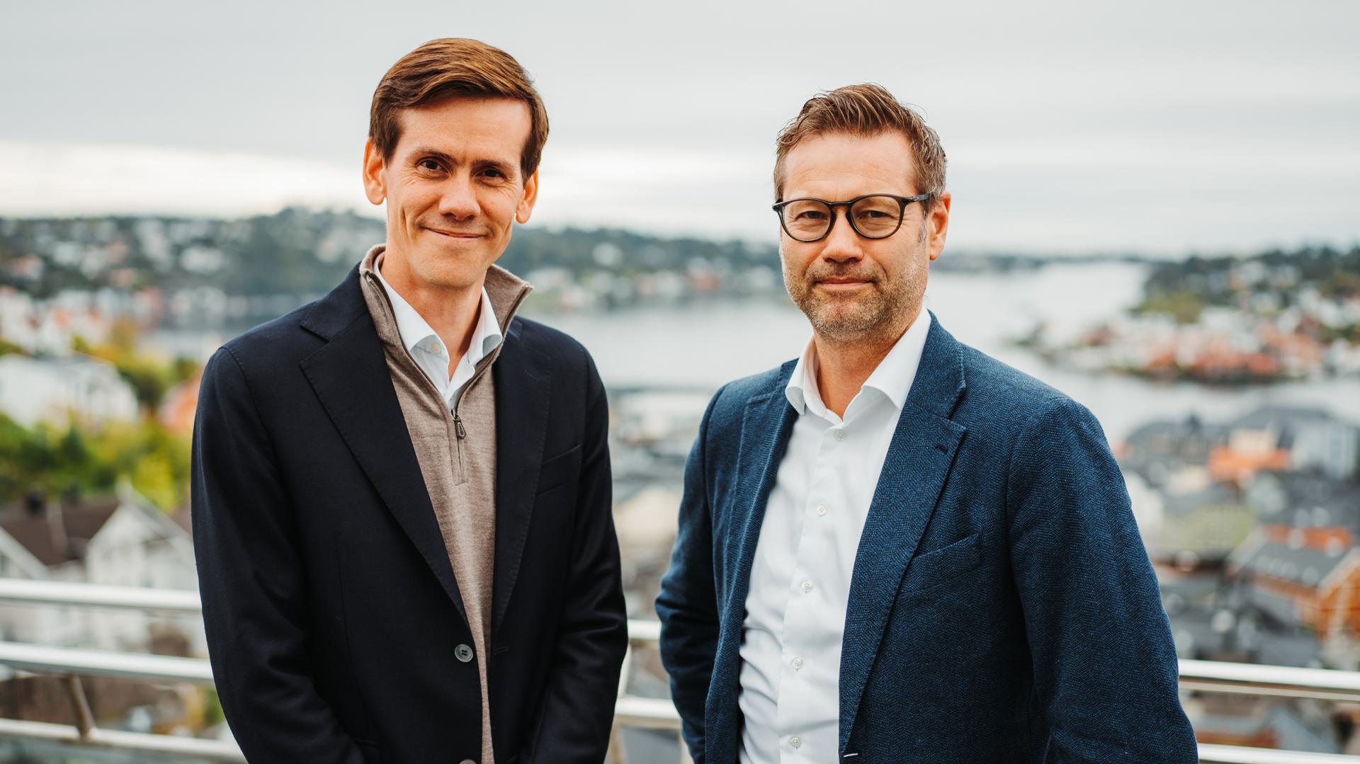 Photo of Benjamin Golding and Lars Peder Fensli, with the city of Arendal in the backround.