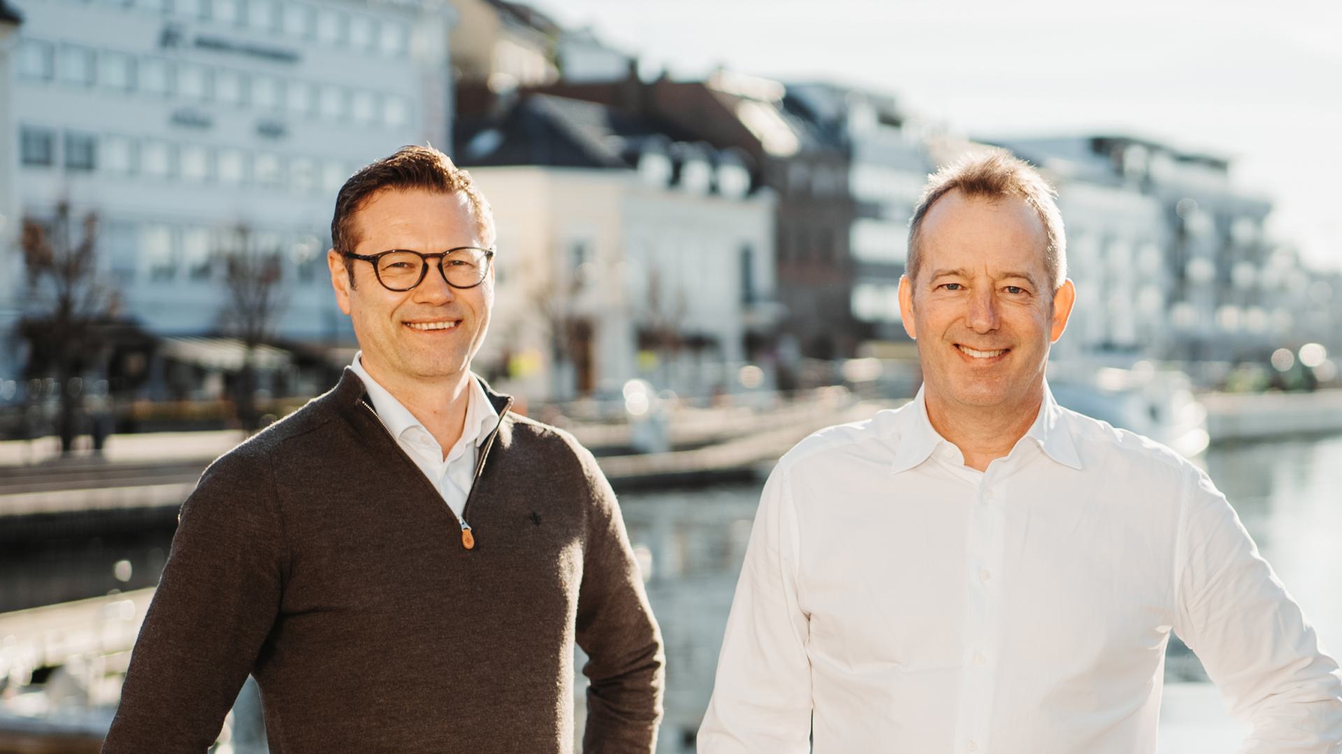 Photo of Lars Peder Fensli and Ørjan Svanevik, with Pollen in the backround.