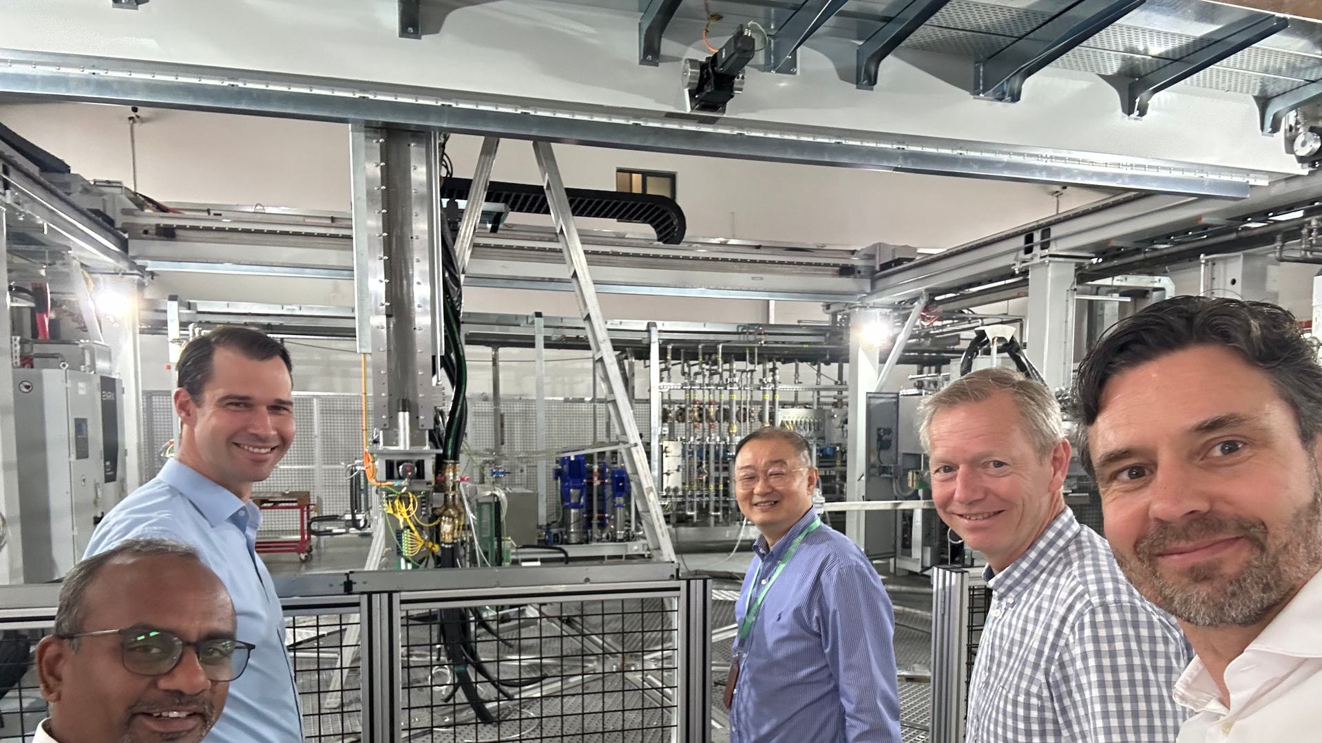 Håkon and Bjørn touring the ENRX facility in Shanghai together with colleagues Mahesh Gupta, Maarten Kanters, and Qin Song.
