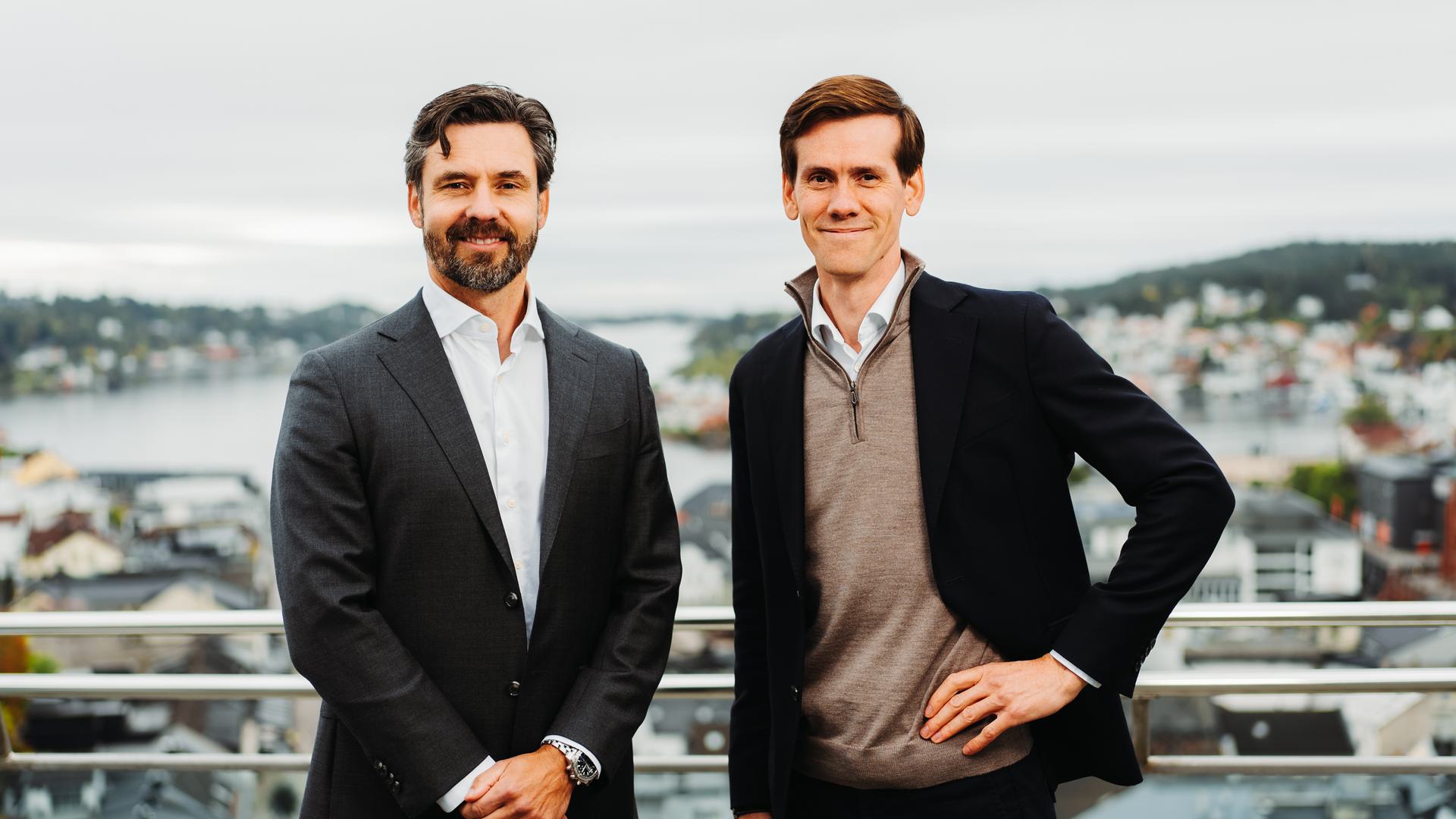 Photo of Håkon Tanem and Benjamin Golding, with the view of Arendal in the backround.