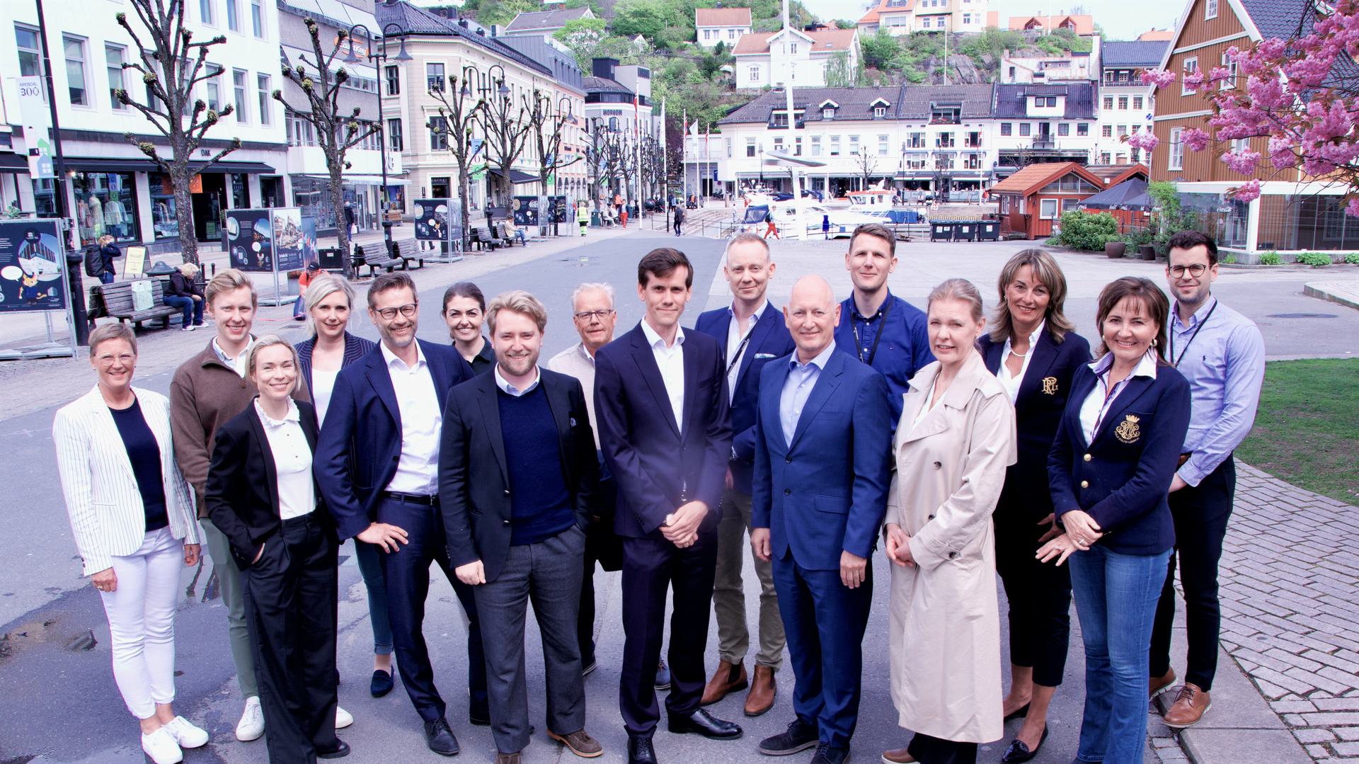 Group photo of Arendals Fossekompani and Sparebanken Sør employees.