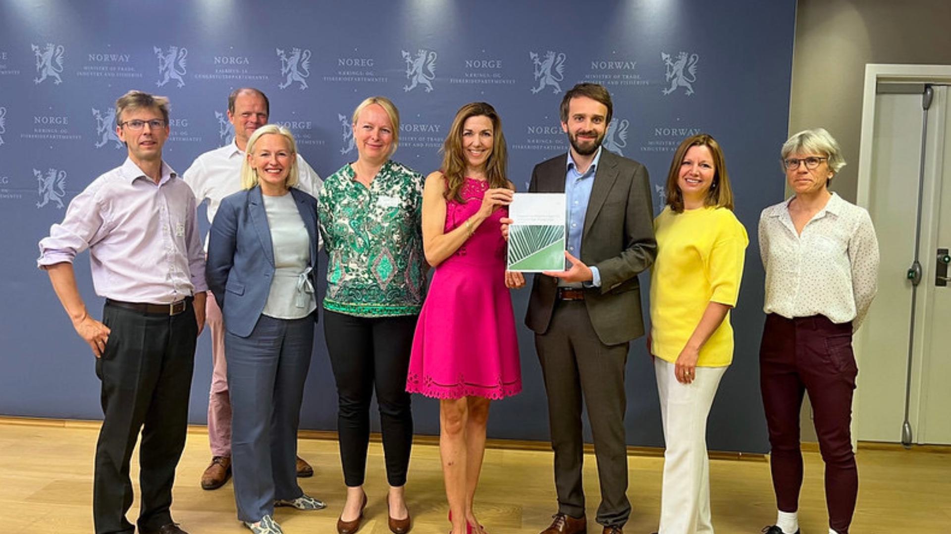 A group photo with the expert committee, included Ingunn Ettestøl, Chief Sustainability Officer at Arendals Fossekompani.
